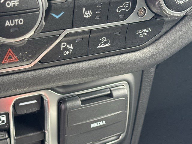 2025 Jeep Wrangler Sahara photo 17