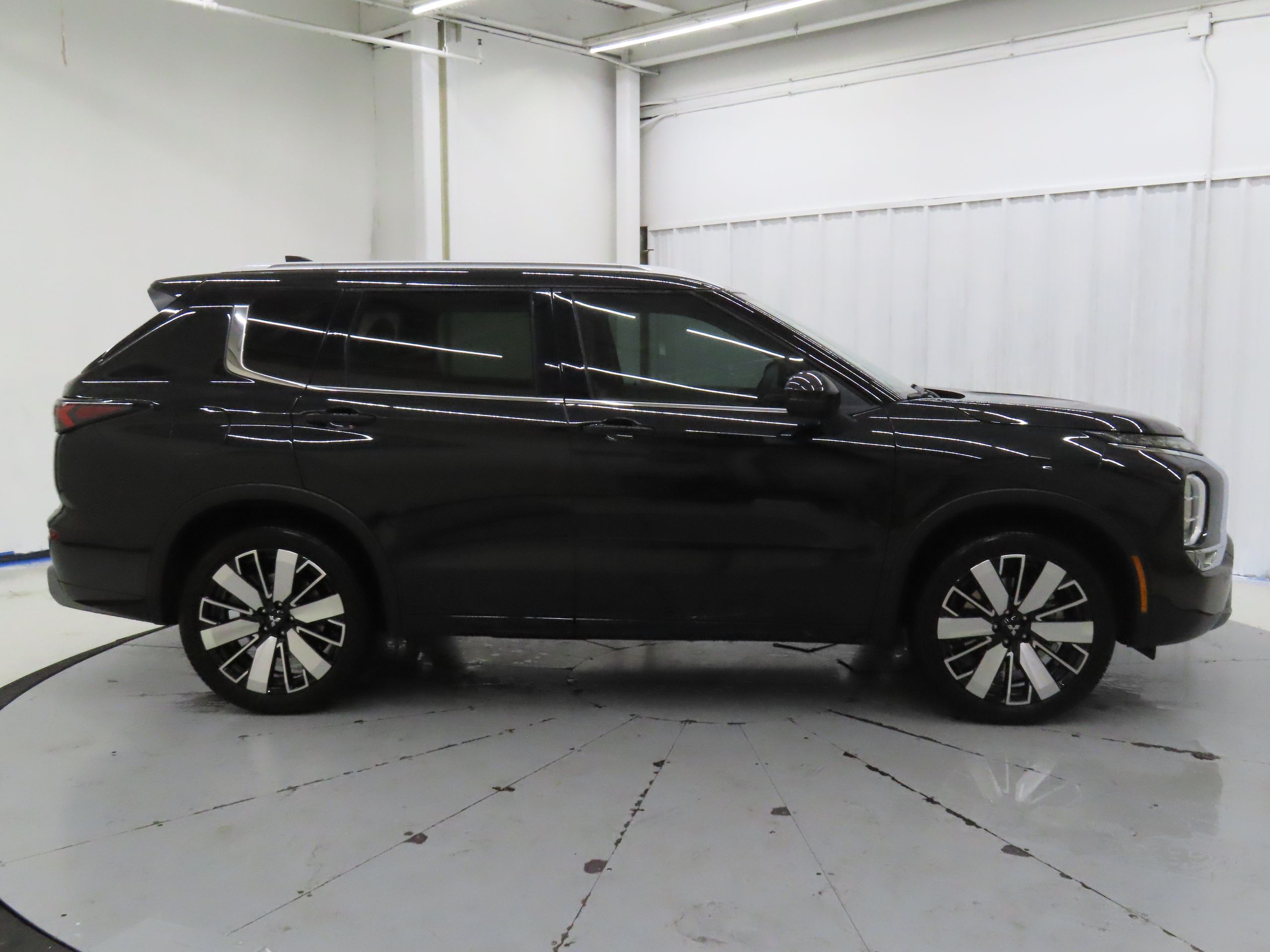 2025 Mitsubishi Outlander SEL photo 2