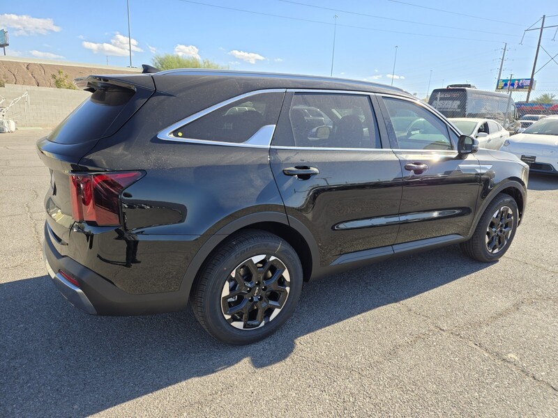 2025 Kia Sorento S photo 3
