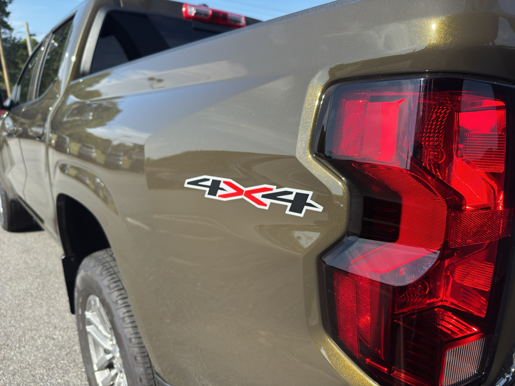 2024 Chevrolet Colorado LT photo 8
