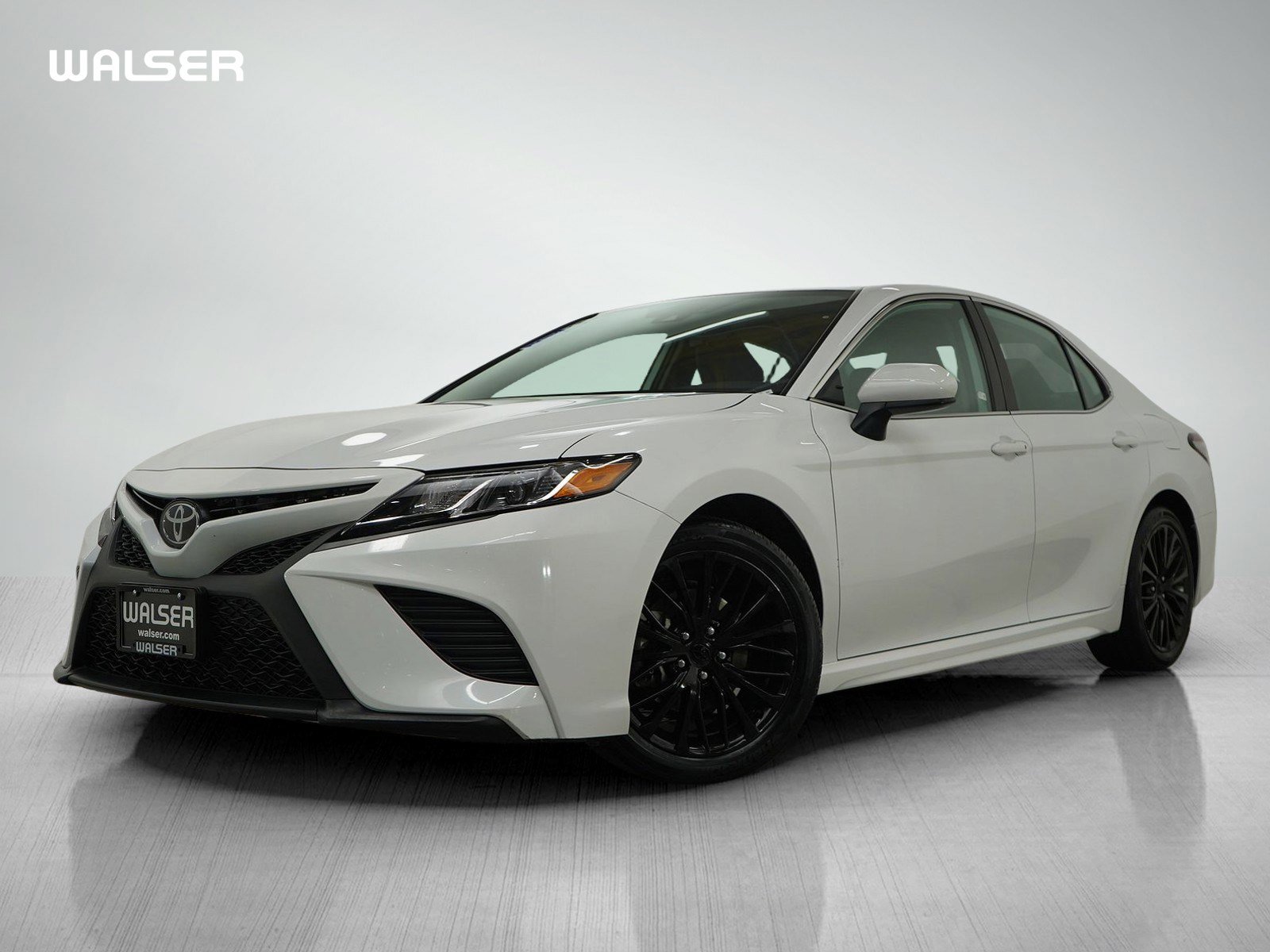 2019 Toyota Camry SE's photo