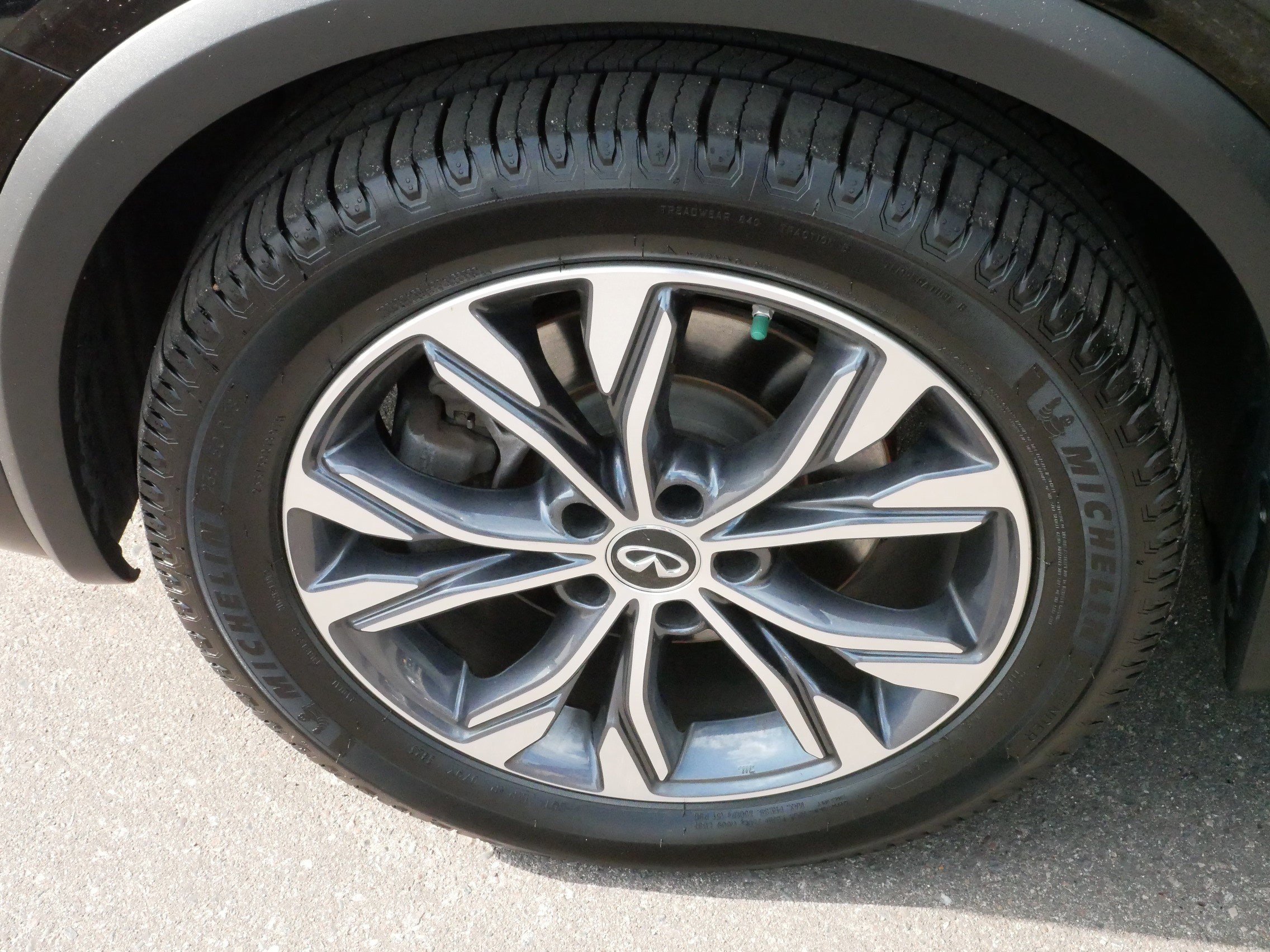 2017 Infiniti QX30 Premium photo 15