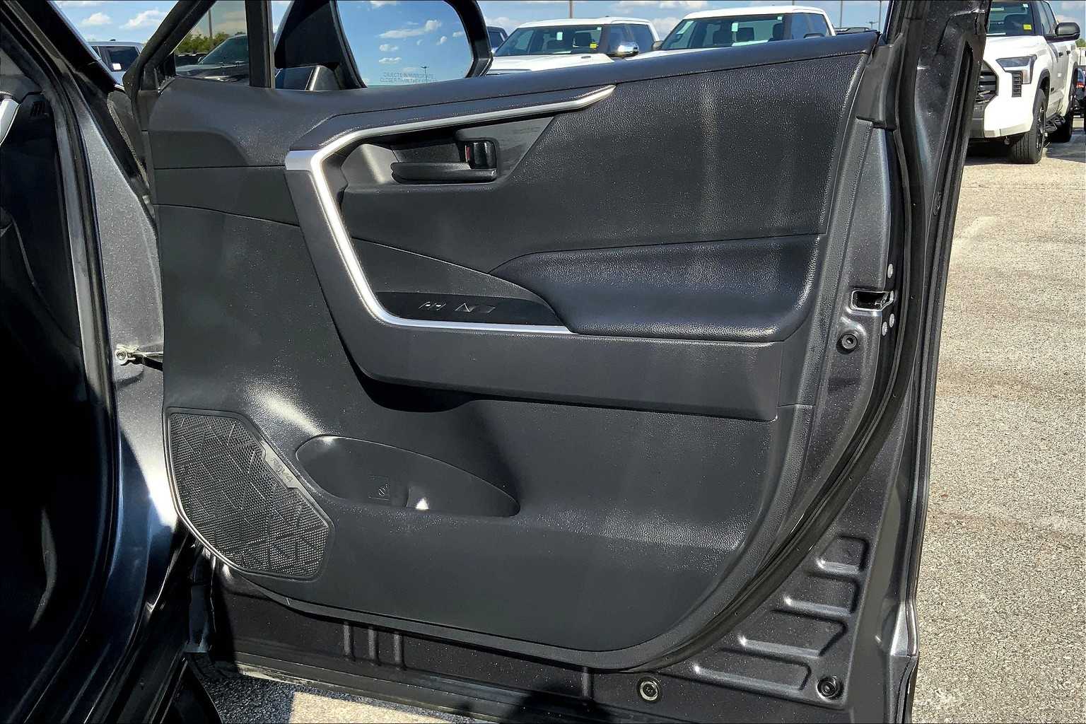 2019 Toyota RAV4 LE photo 21