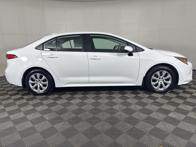 2022 Toyota Corolla LE photo 2