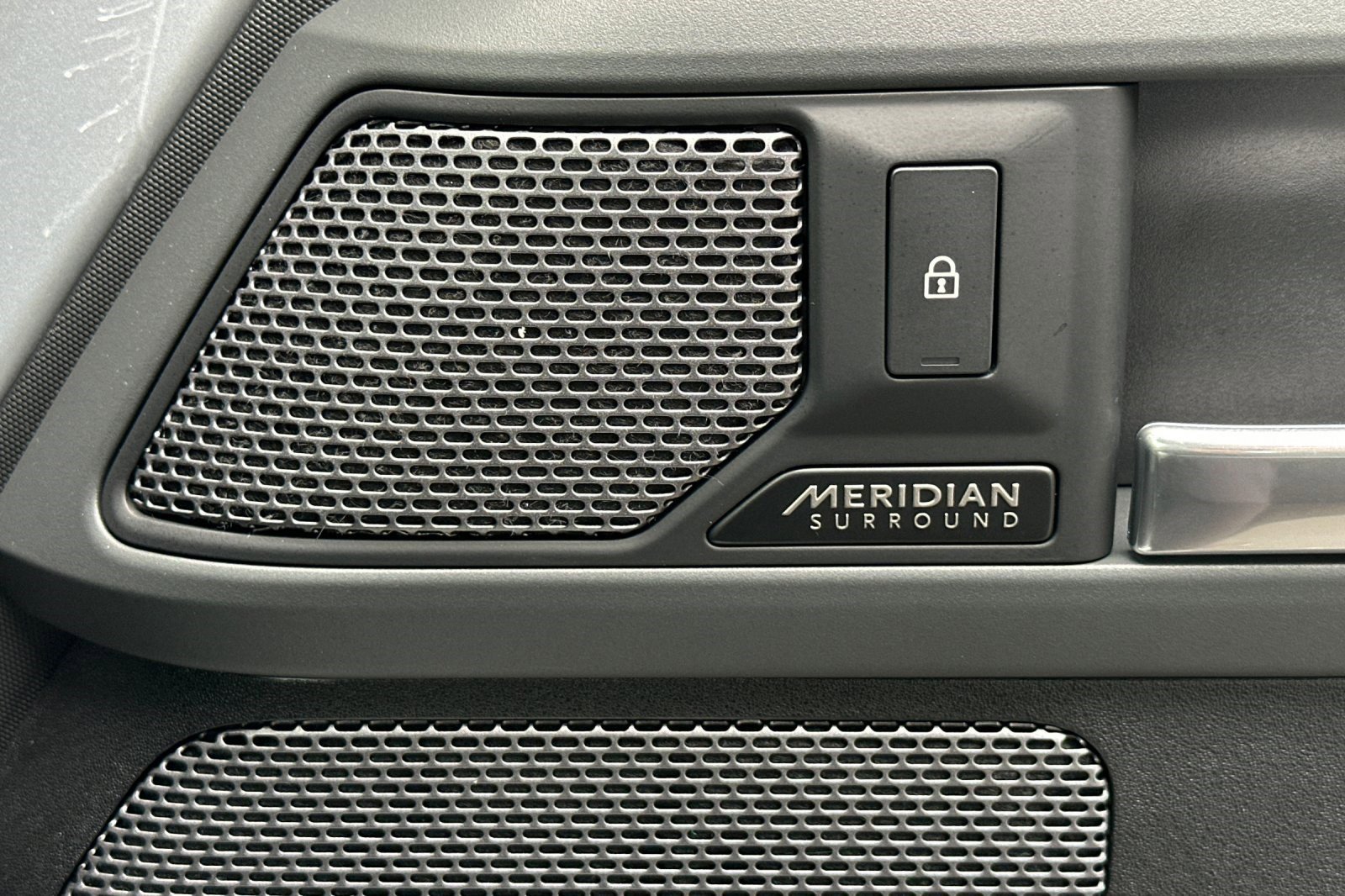 2023 Land Rover Defender 110 X photo 13