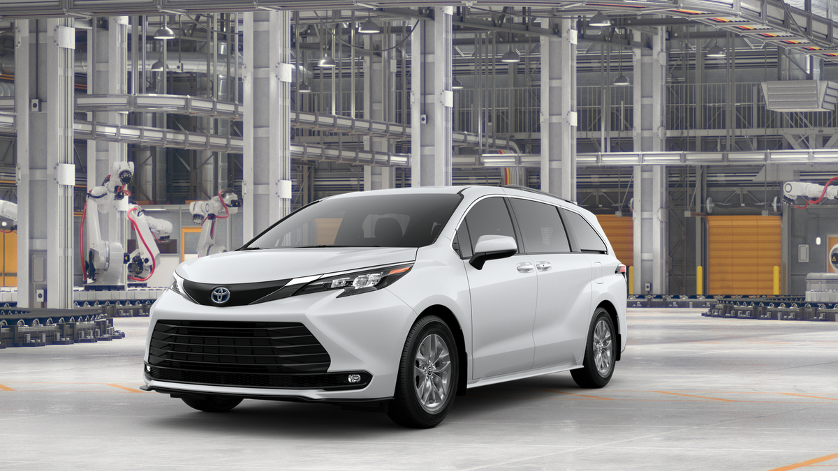 2025 Toyota Sienna XLE's photo