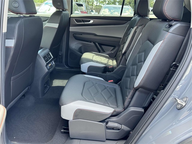 2025 Volkswagen Atlas Peak Edition SE photo 3