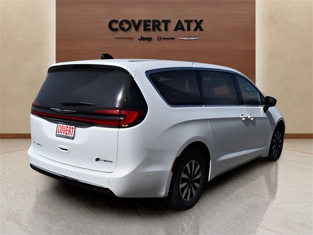 2025 Chrysler Pacifica Hybrid photo 5