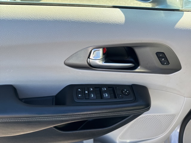2021 Chrysler Pacifica Touring L photo 14