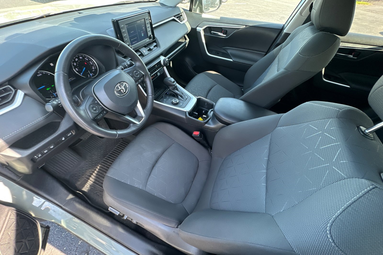 2022 Toyota RAV4 Hybrid XLE photo 5