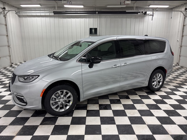 2026 Chrysler Pacifica Select's photo