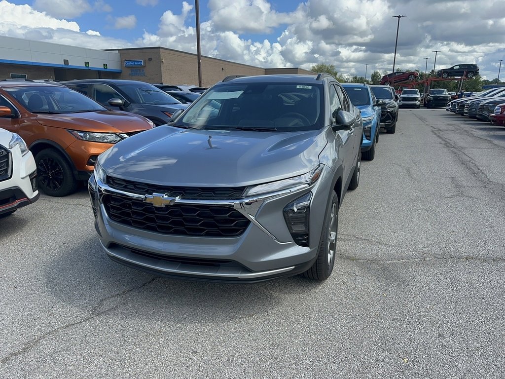 2025 Chevrolet Trax LT photo 2