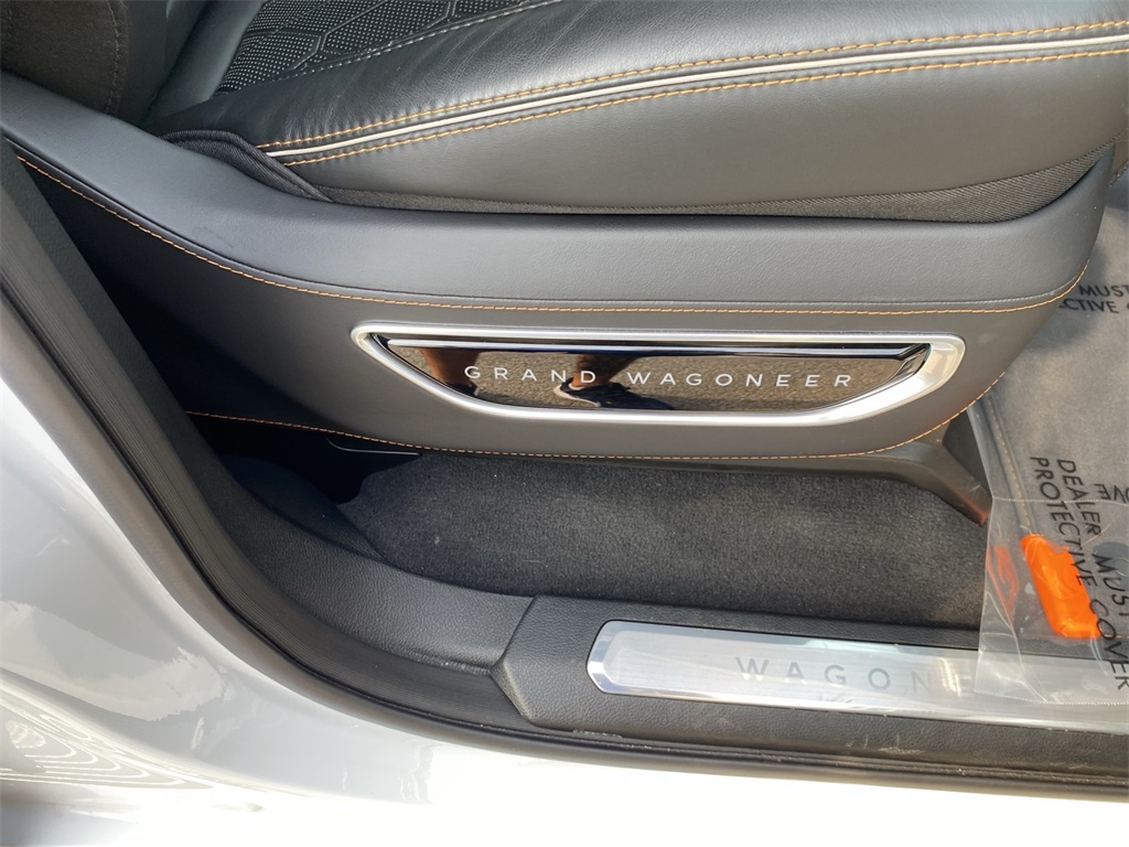 2023 Jeep Grand Wagoneer III photo 21