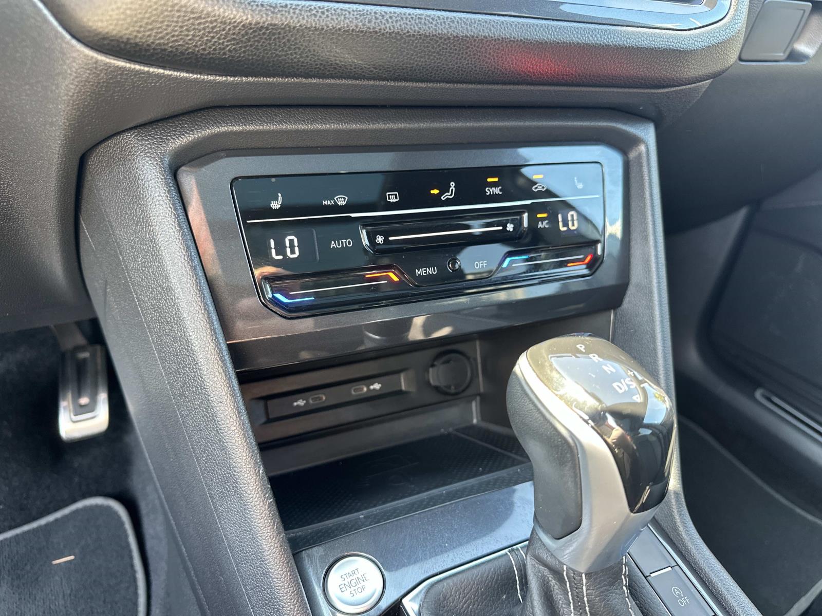 2023 Volkswagen Tiguan Black SE R-Line photo 16