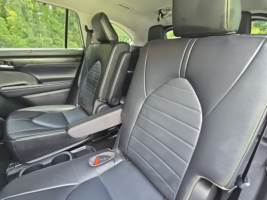 2022 Toyota Highlander XLE photo 12