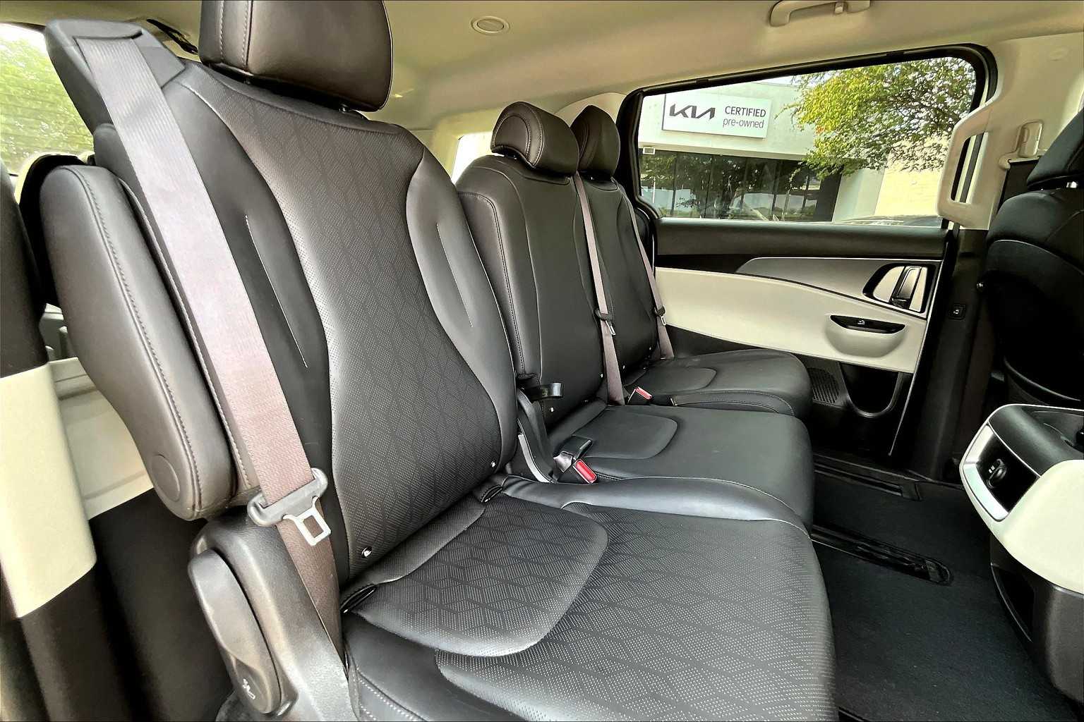 2023 Kia Carnival LX photo 16