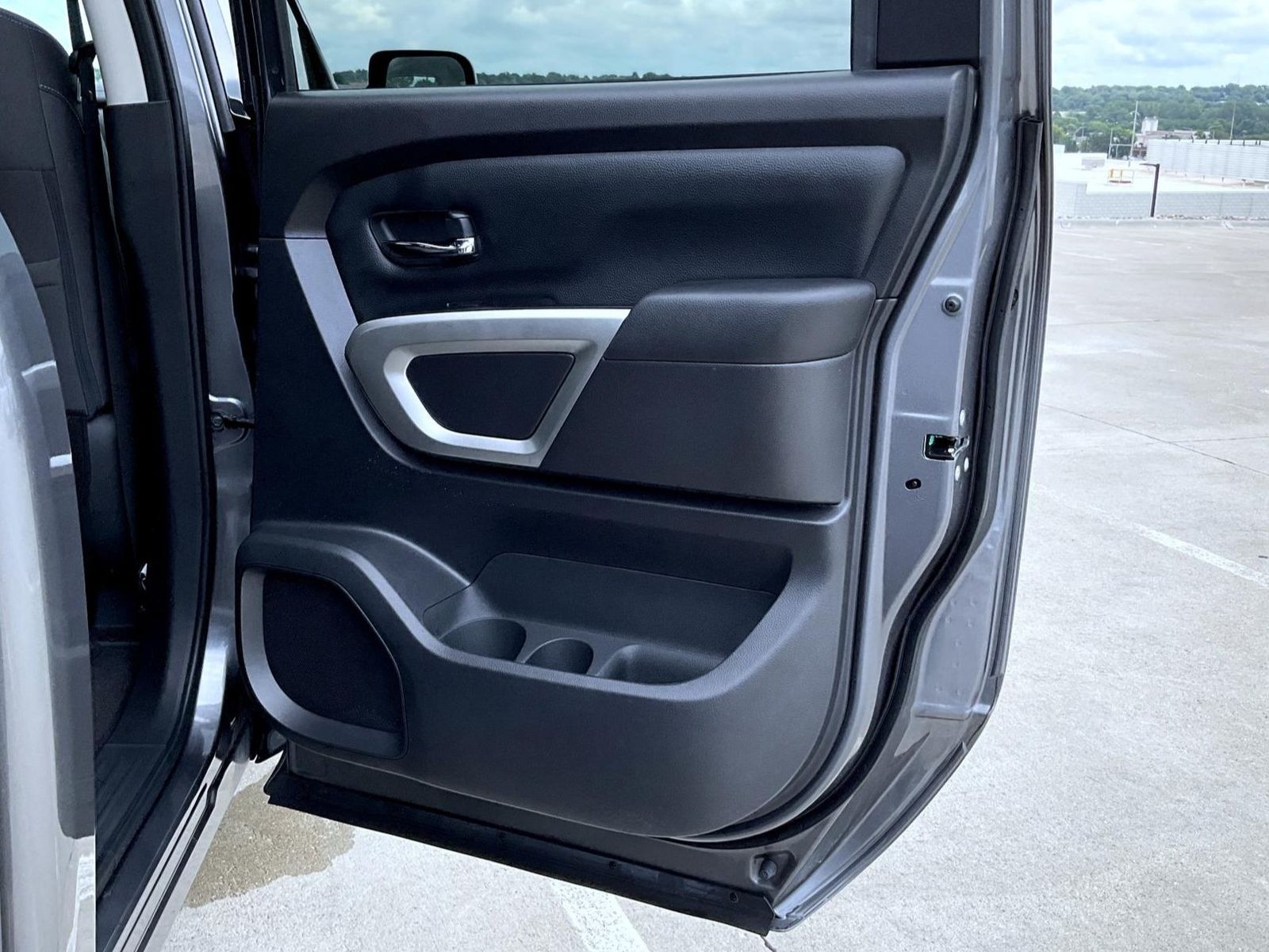 2024 Nissan Titan SV photo 18