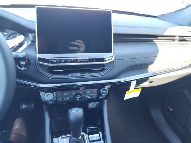 2025 Jeep Compass Limited photo 13