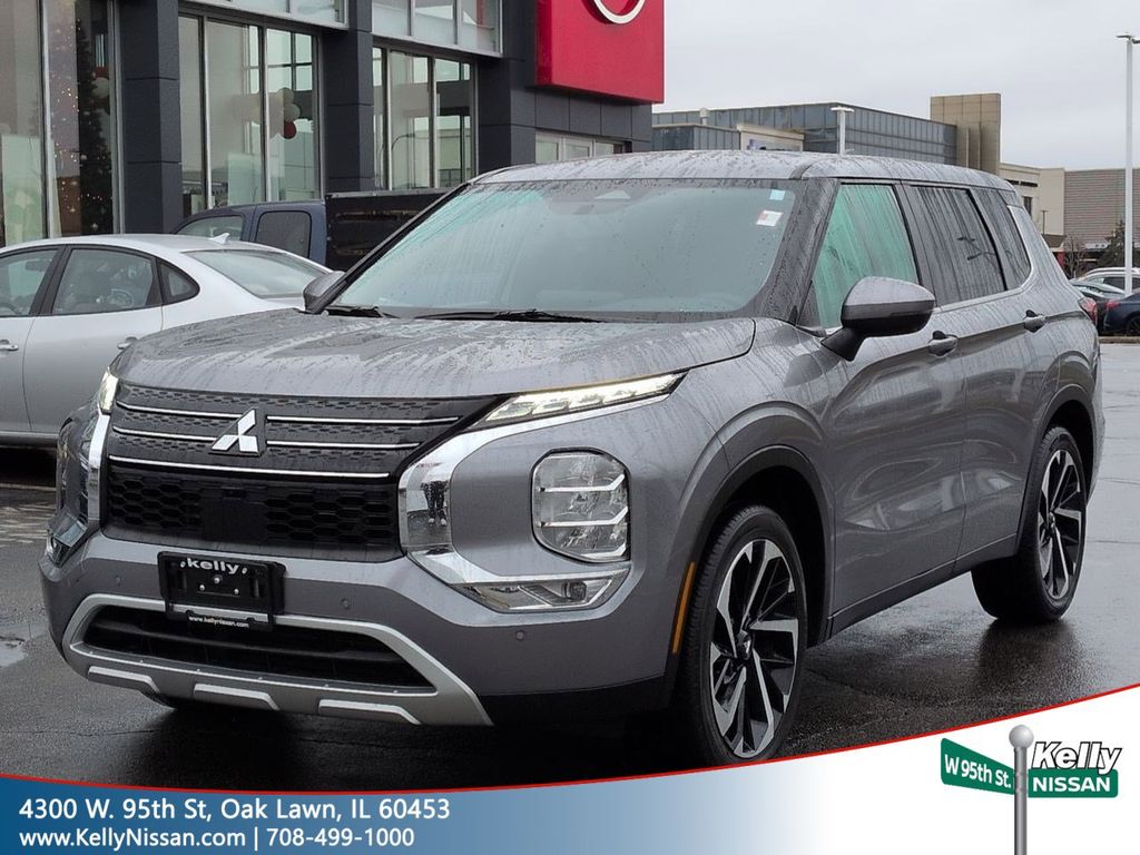 2023 Mitsubishi Outlander SE's photo