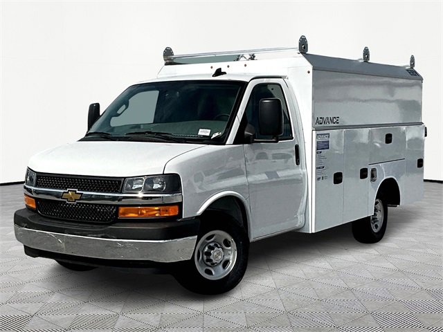 2025 Chevrolet Express 3500 Cutaway photo 2
