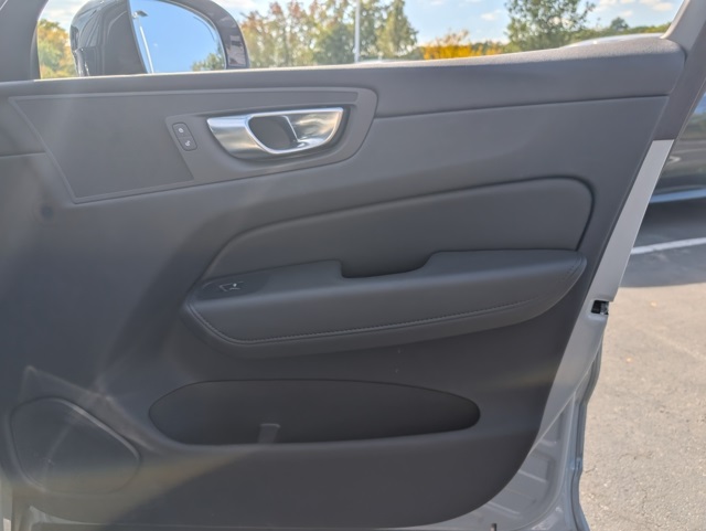2025 Volvo XC60 B5 Core photo 30