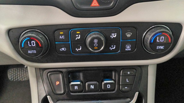 Used 2020  GMC SLT image 23