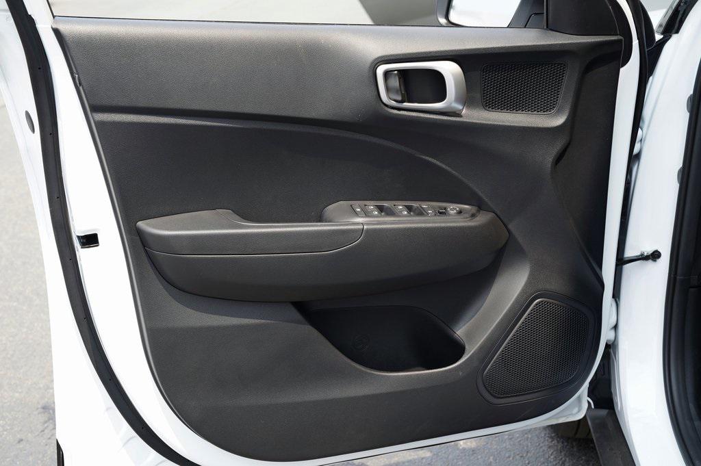 2025 Hyundai Venue SE photo 8