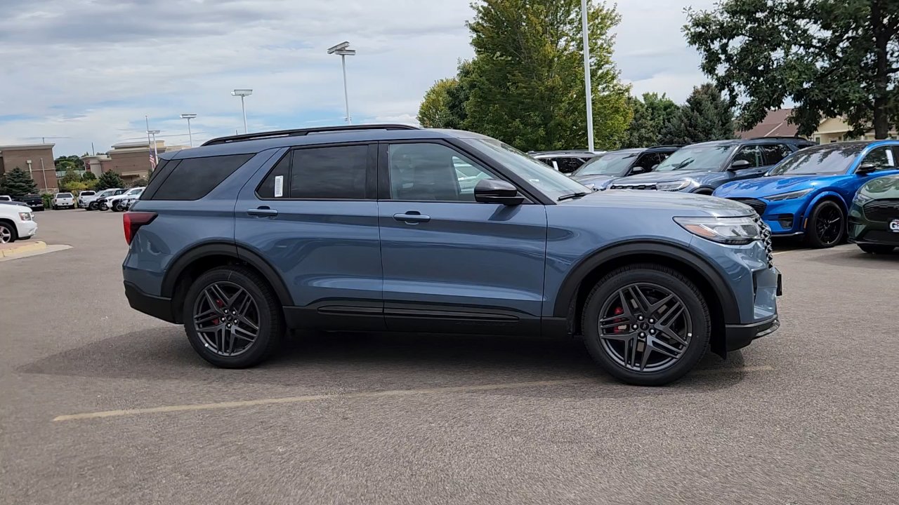 2025 Ford Explorer ST photo 4