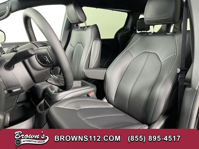 2026 Chrysler Pacifica Select's photo