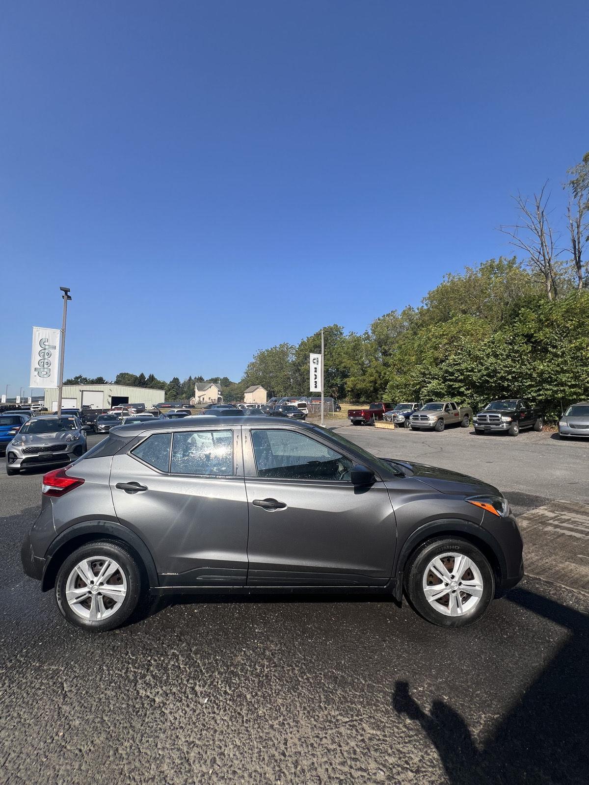 2020 Nissan Kicks S photo 2