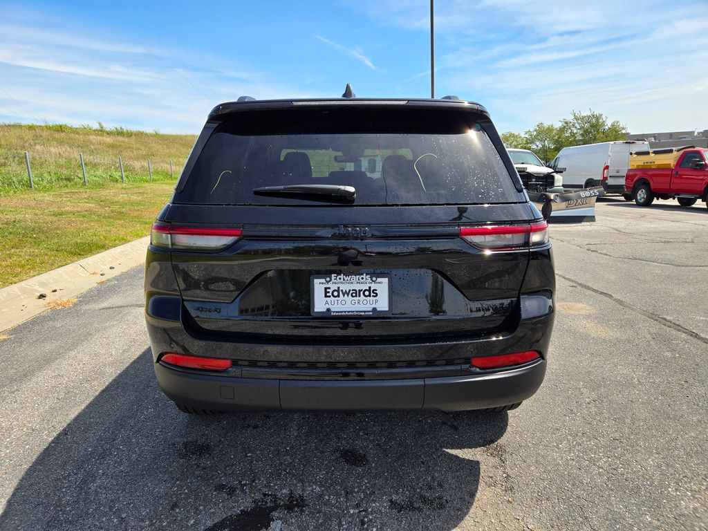 2025 Jeep Grand Cherokee Limited photo 3