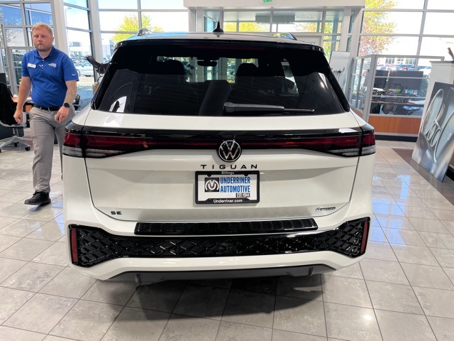 2025 Volkswagen Tiguan SE R-Line Black photo 4