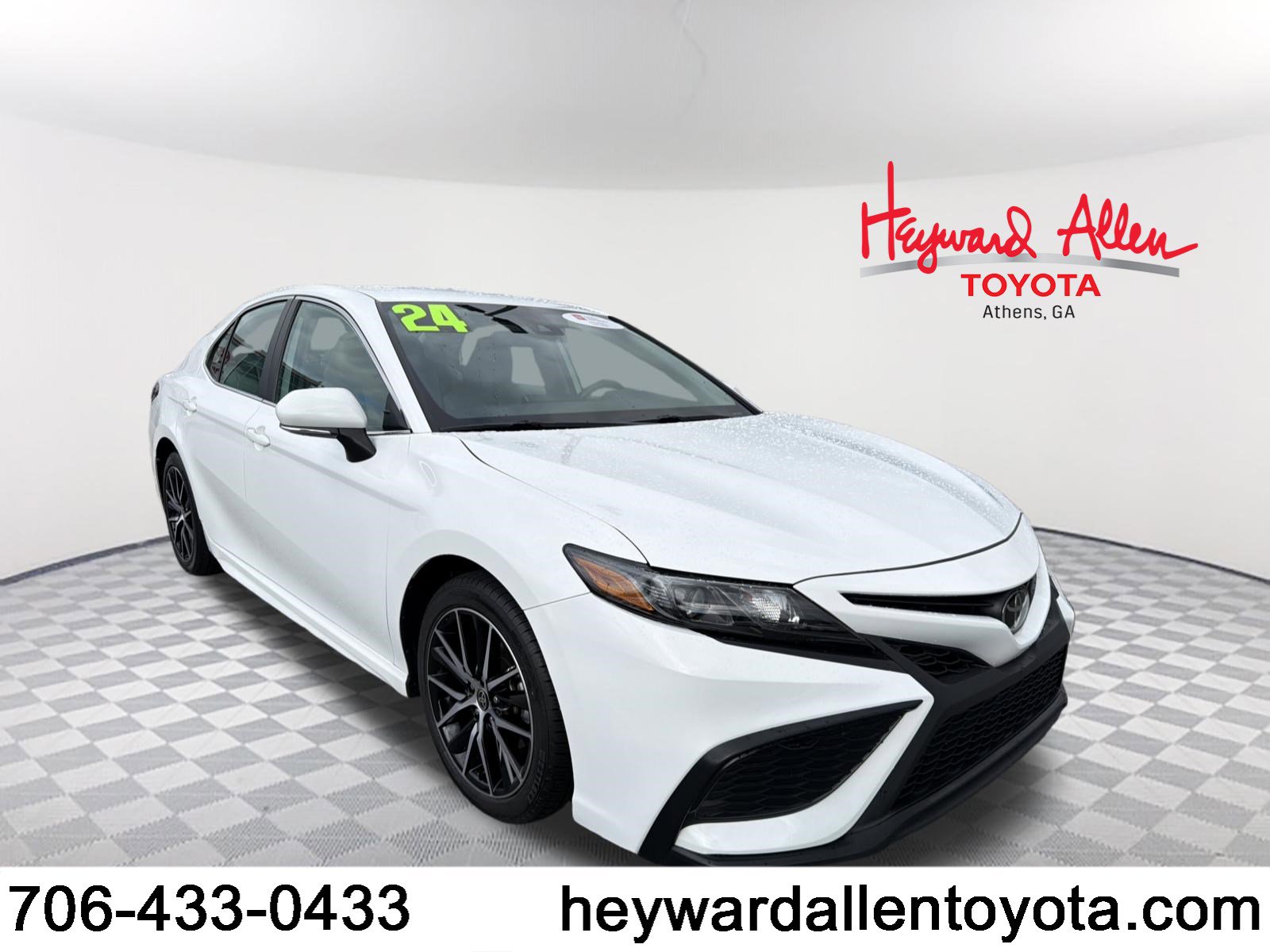 2024 Toyota Camry SE's photo