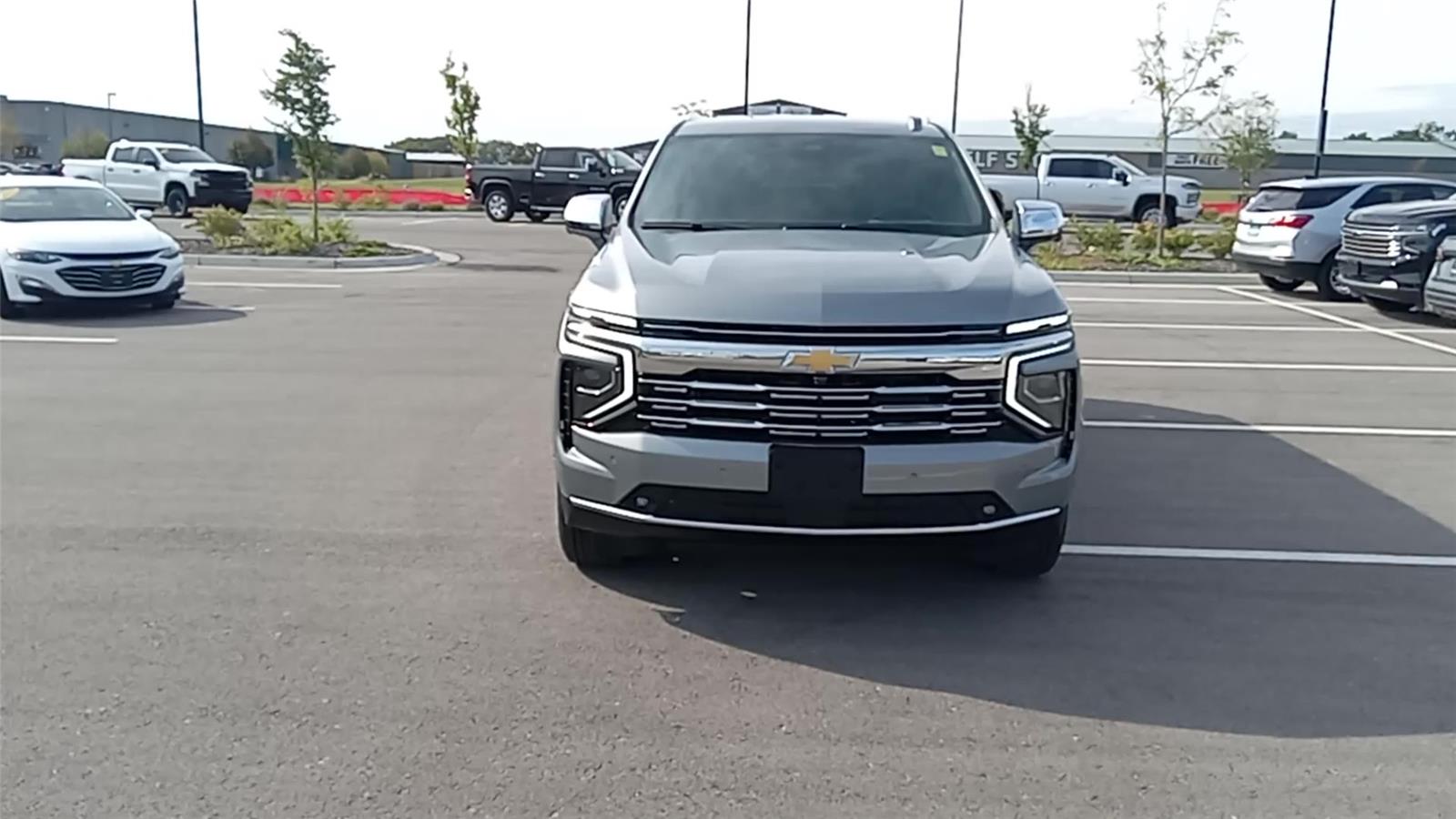 2025 Chevrolet Suburban Premier photo 2