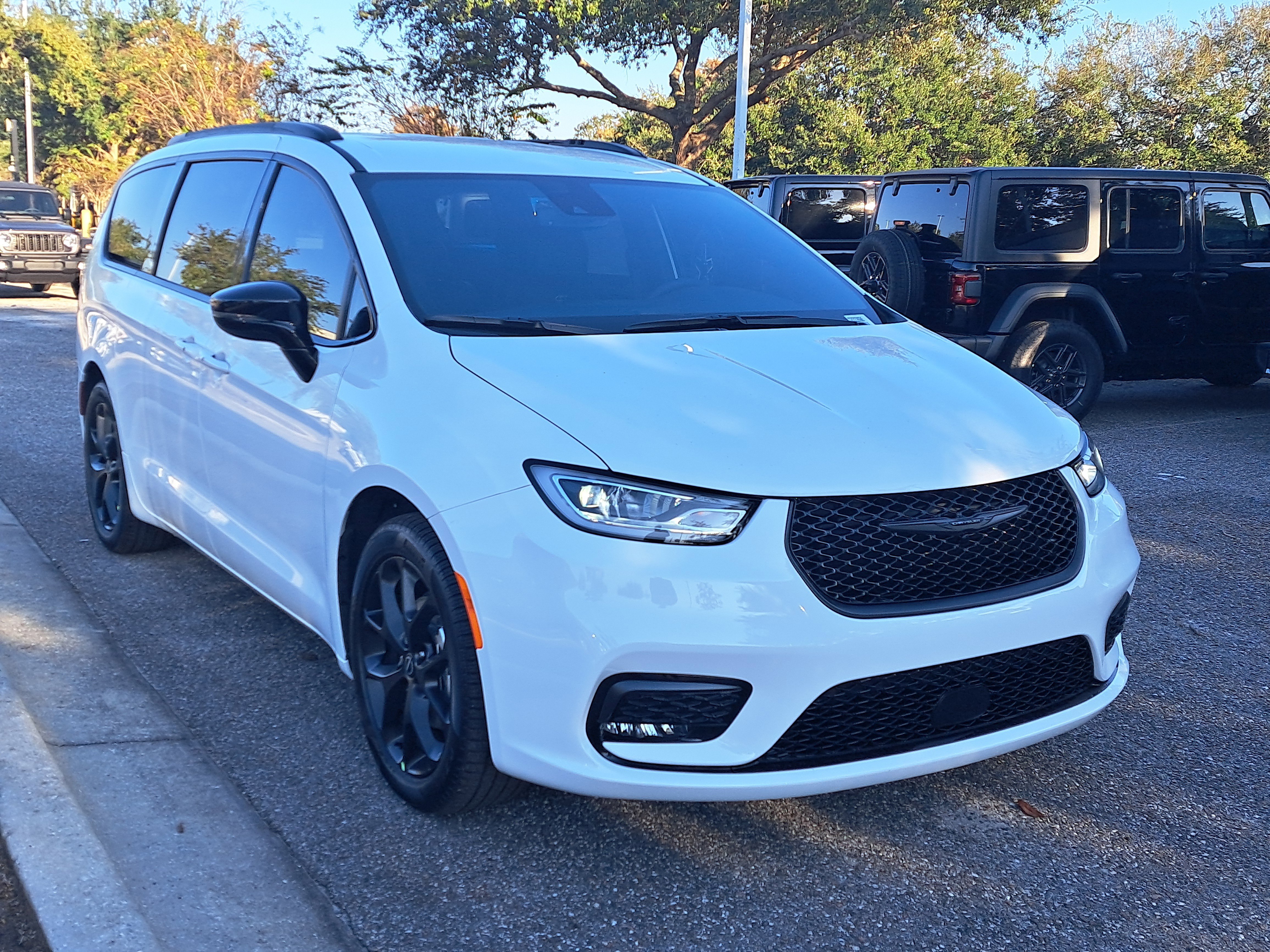 2026 Chrysler Pacifica Select's photo