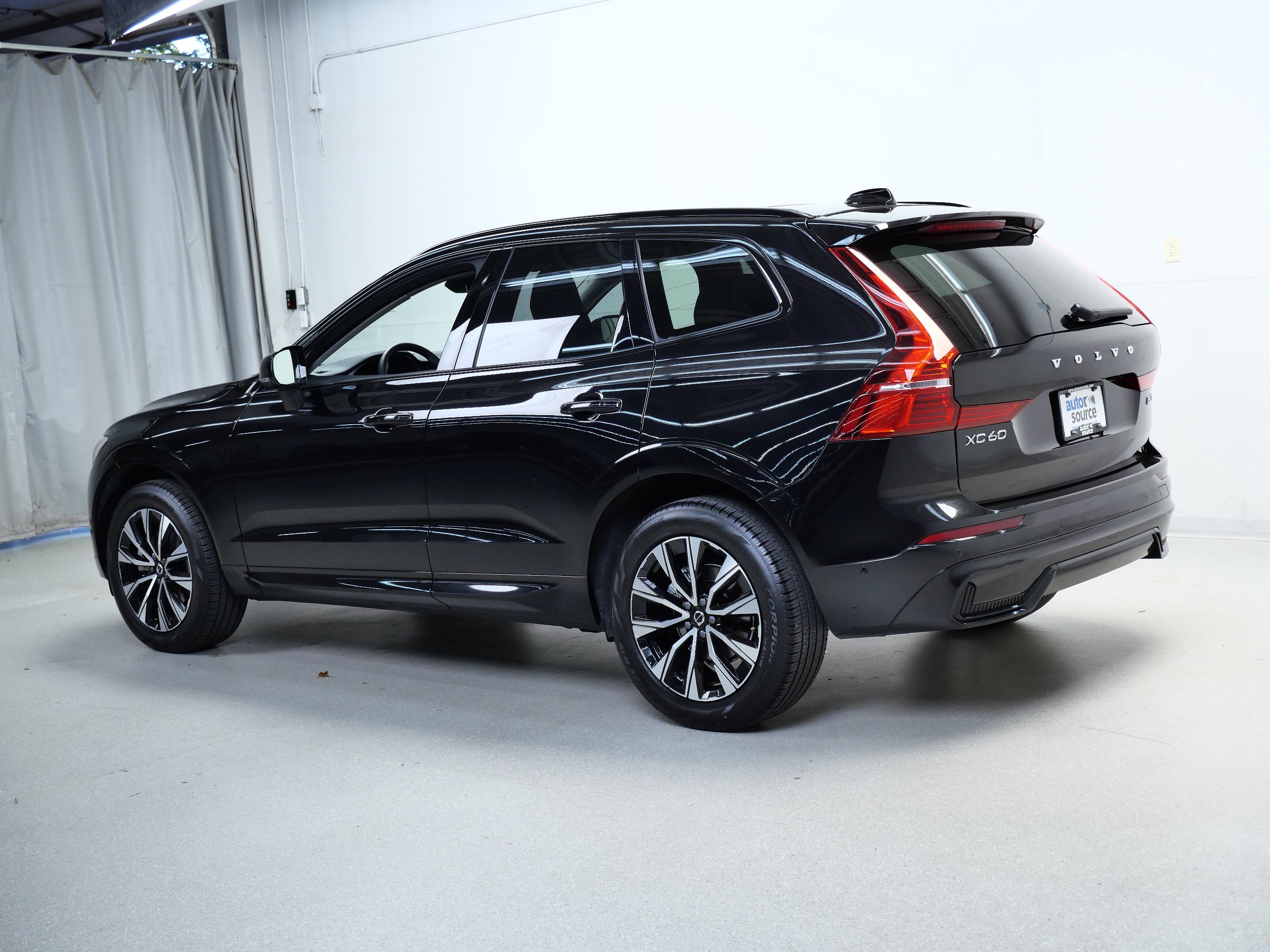 2025 Volvo XC60 Plus photo 10