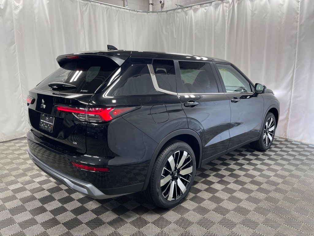 2025 Mitsubishi Outlander SE photo 2