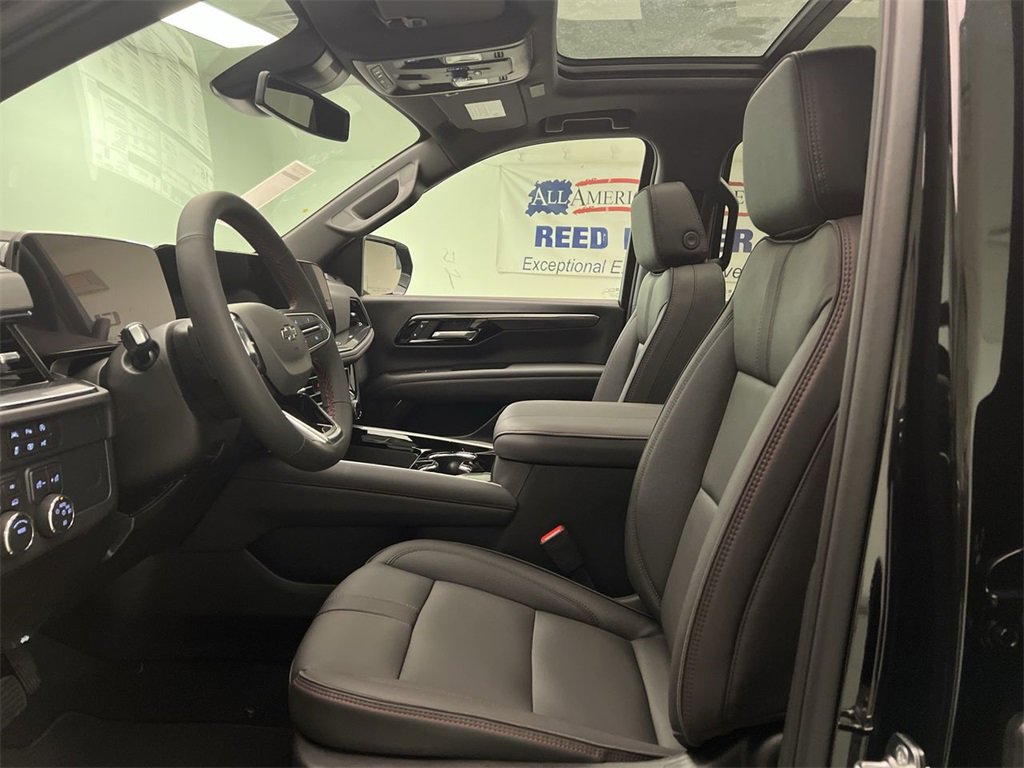2025 Chevrolet Suburban RST photo 11