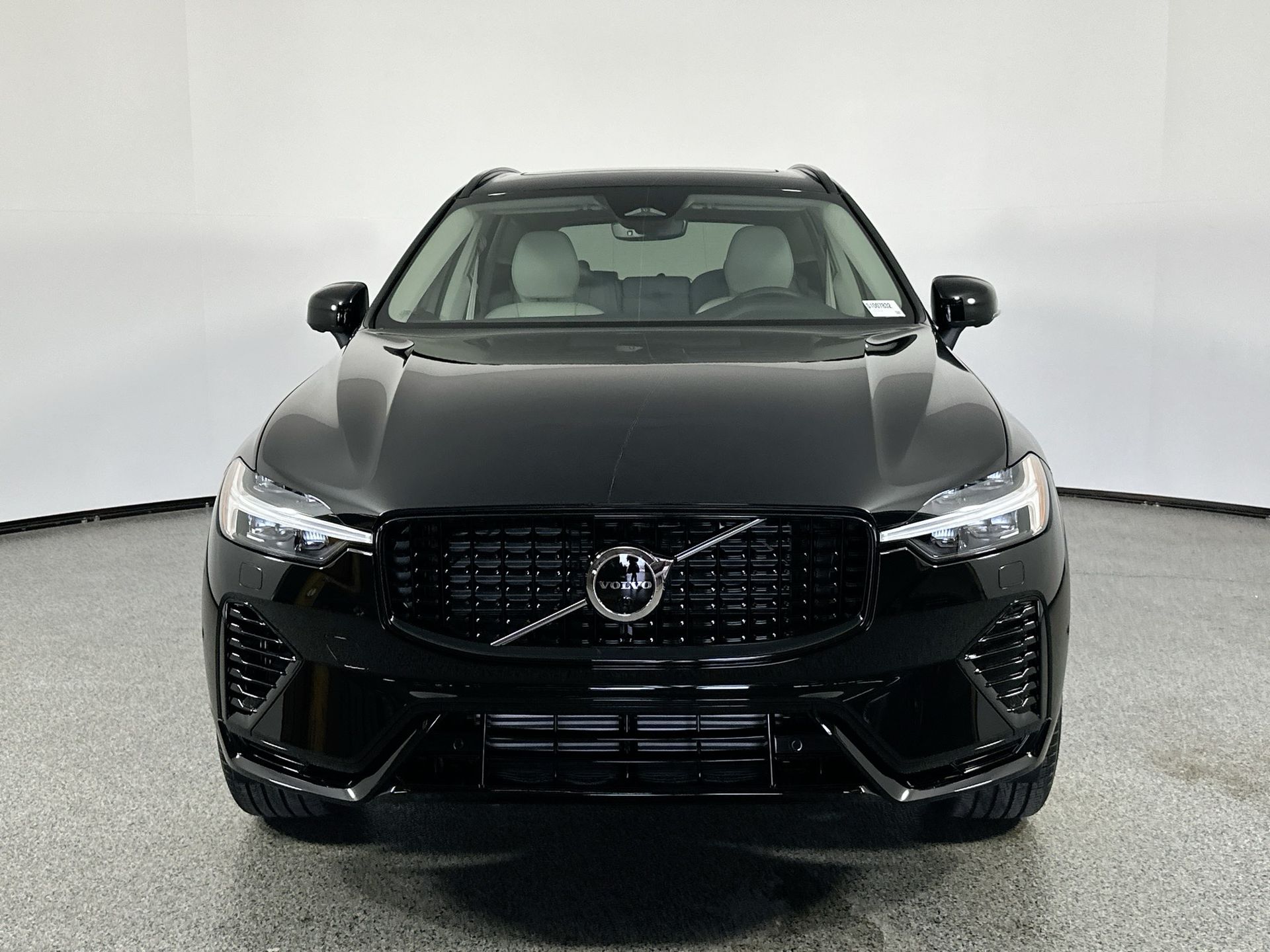 2025 Volvo XC60 T8 Plus photo 2
