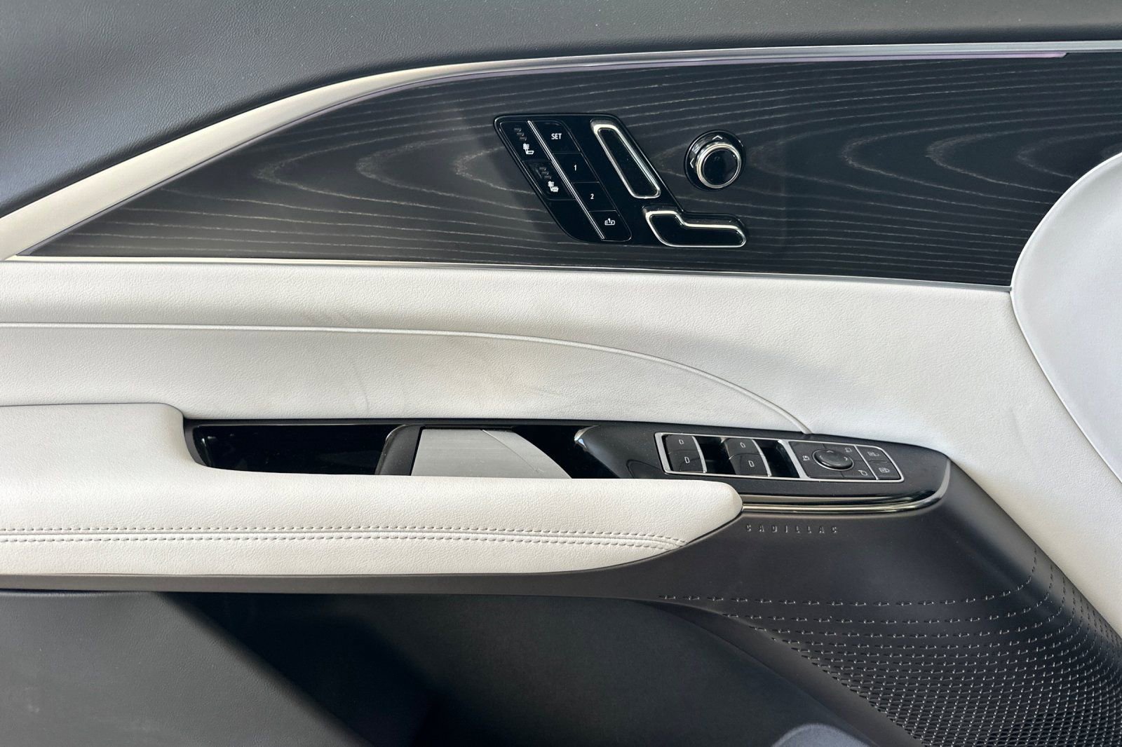 2025 Cadillac Lyriq Luxury photo 9