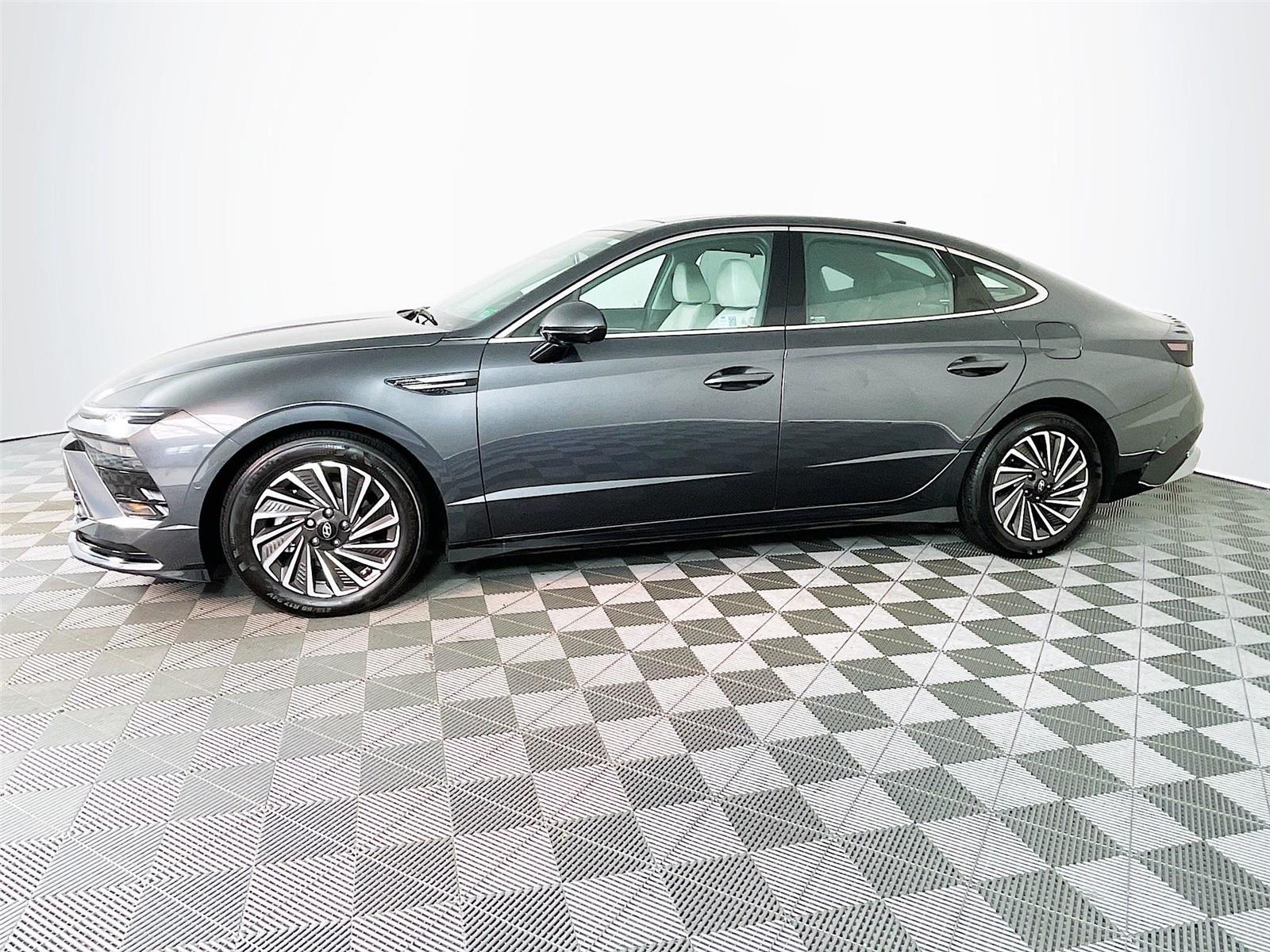 2025 Hyundai Sonata Hybrid Limited photo 4