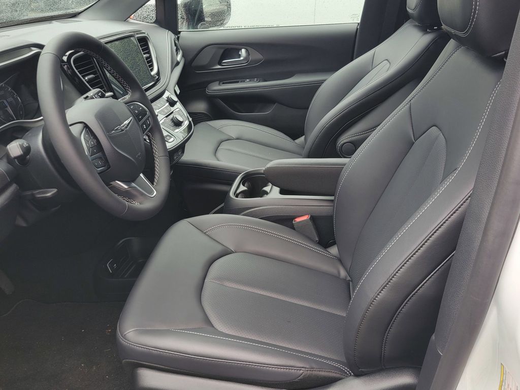 2025 Chrysler Pacifica photo 6