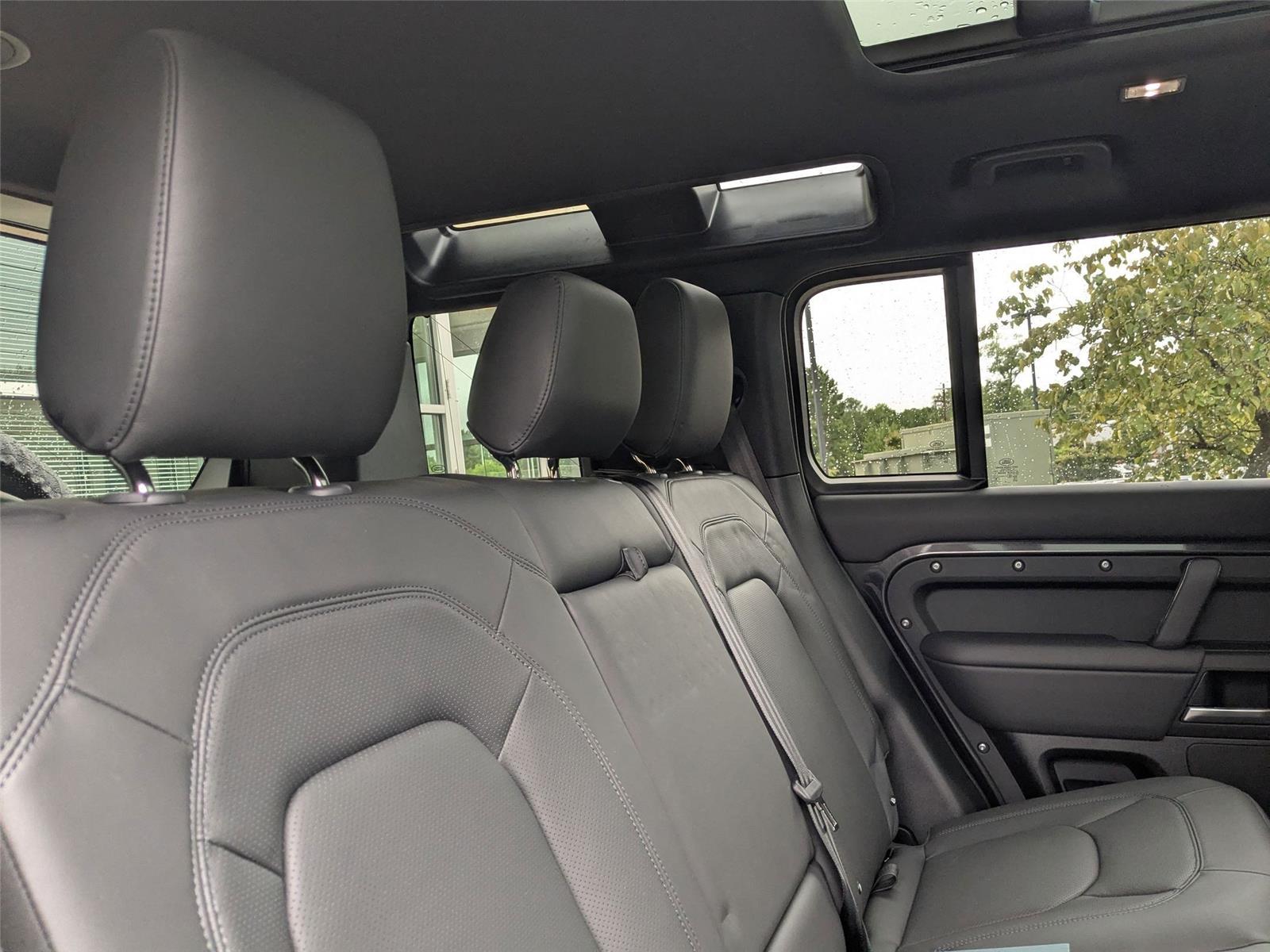 2025 Land Rover Defender 110 X-Dynamic SE photo 26
