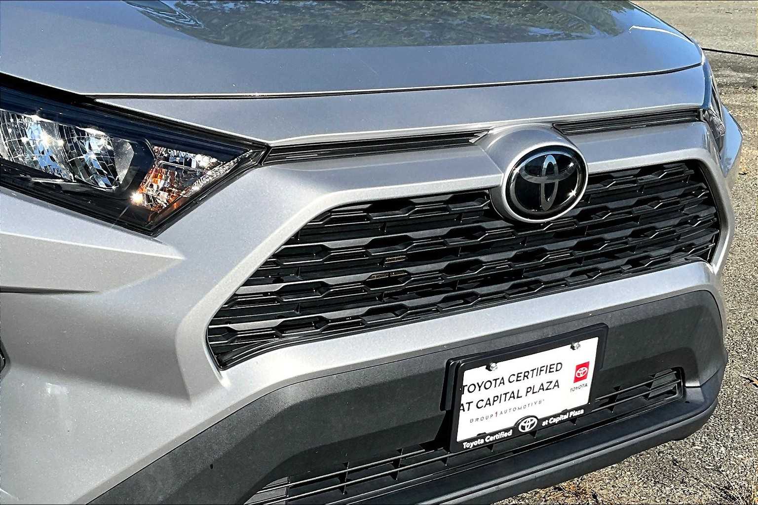 2021 Toyota RAV4 LE photo 28