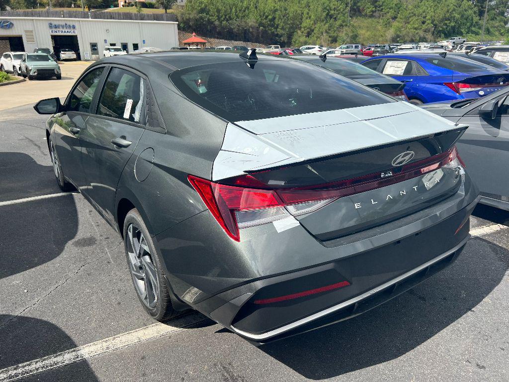 2025 Hyundai Elantra SEL Sport photo 4