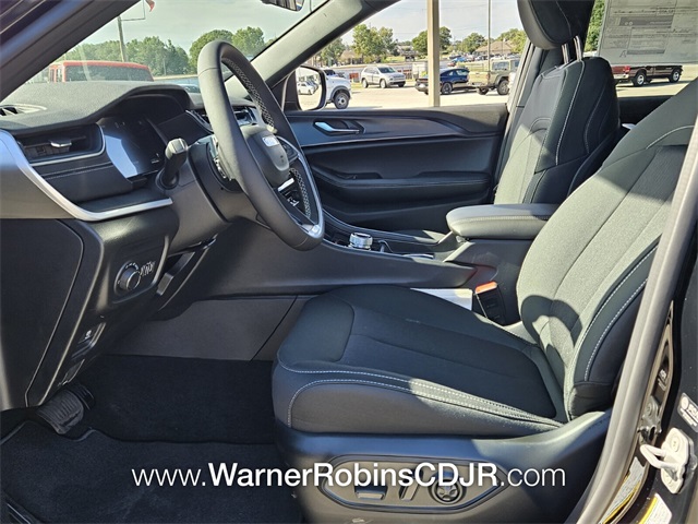 2025 Jeep Grand Cherokee Laredo photo 5
