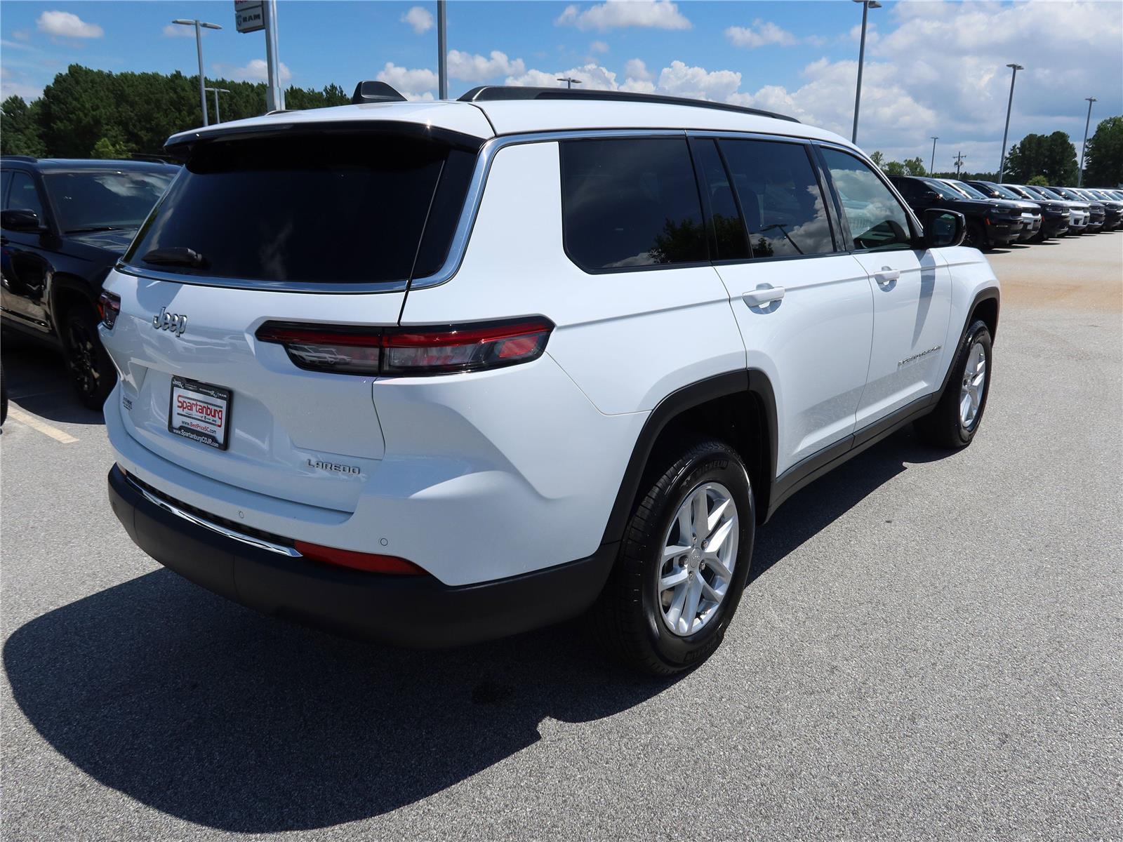 2025 Jeep Grand Cherokee Laredo photo 4