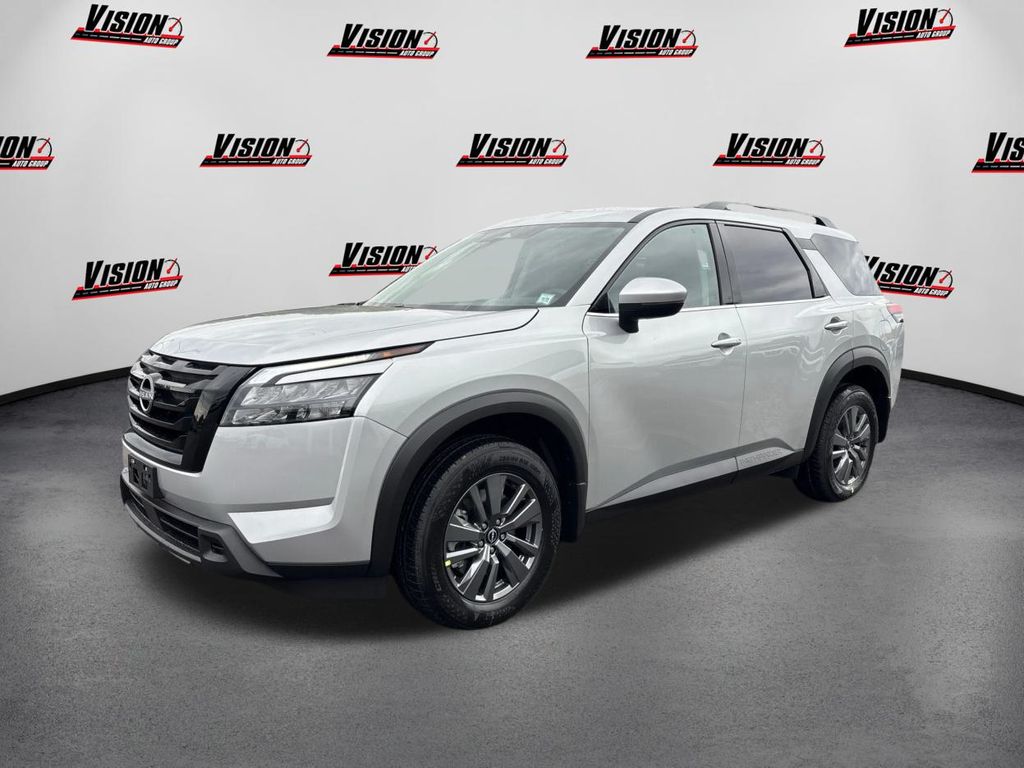 2025 Nissan Pathfinder SV's photo
