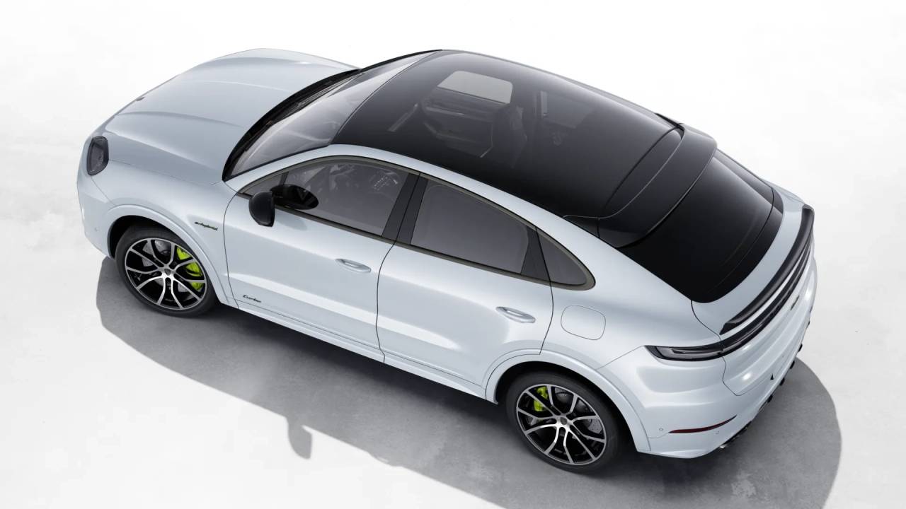 2025 Porsche Cayenne Turbo E-Hybrid photo 3