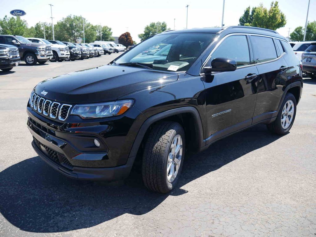 2025 Jeep Compass Latitude photo 3